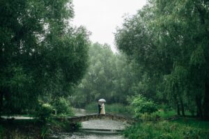 結婚式ムービーを感動的に演出するための卒業写真活用法は？