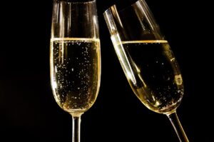 結婚式のムービーで感動を与え、両親が喜ぶサプライズアイデアは？